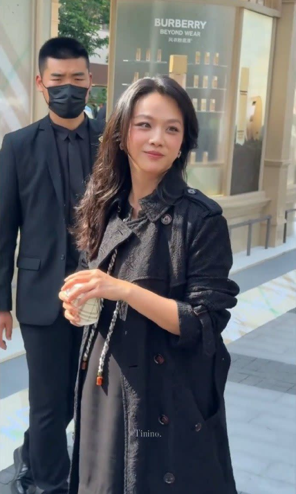 湯唯出席活動被目睹小腹隆起， 遭疑已懷上二胎。（圖／翻攝微博）